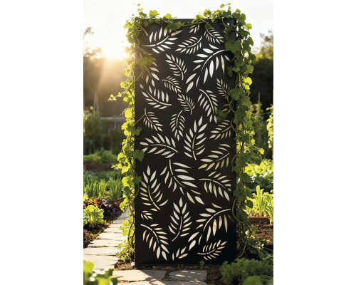 Dekorative Gartenwand mit Blattmuster und Kletterpflanzen