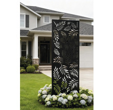 Dekoratives Gartenelement mit Blattmuster in einem Vorgarten