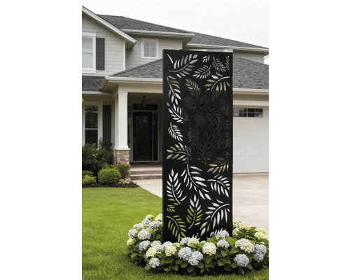 Dekoratives Gartenelement mit Blattmuster in einem Vorgarten