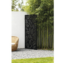 Dekorative Gartenszene mit einem Sichtschutzelement mit Blättermuster, Bambuspflanzen und einem Korbsessel