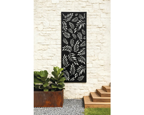 Dekorative Sichtschutzwand mit Blätterdesign an einer Wand befestigt.