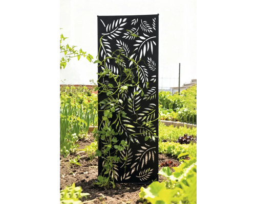 Schwarzer Sichtschutz mit Blättermuster im Garten