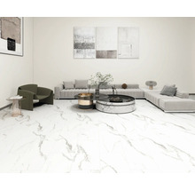 Heller Wohnraum mit Sofa, Sessel und Marmorfliesen