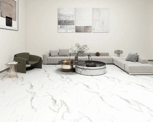 Heller Wohnraum mit Sofa, Sessel und Marmorfliesen