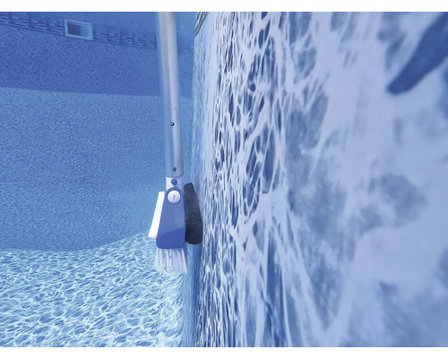 Poolbürste reinigt die Poolwand unter Wasser.
