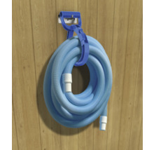 Blauer Schwimmbadschlauch auf einer Wandhalterung