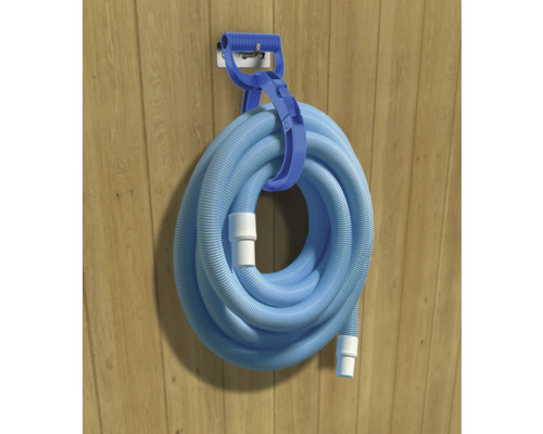 Blauer Schwimmbadschlauch auf einer Wandhalterung