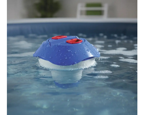 Dosierschwimmer im Pool zur Wasserpflege