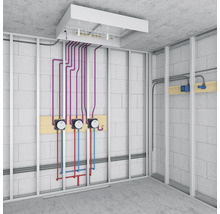 Rohbauansicht eines Badezimmers mit Vorwandinstallation, Wasserleitungen und Elektrik