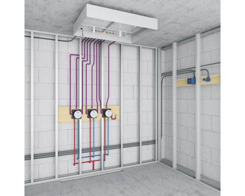 Rohbauansicht eines Badezimmers mit Vorwandinstallation, Wasserleitungen und Elektrik