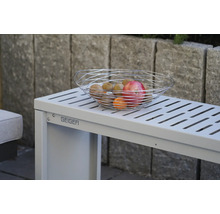 Drahtkorb mit Obst auf einem Gartentisch der Marke Geiger