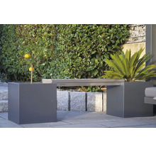 Gartenbank aus zwei Pflanzkübeln mit Bepflanzung und Sitzfläche