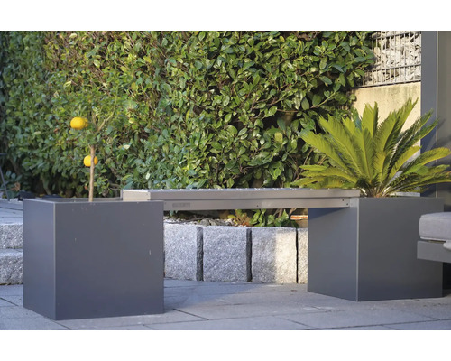 Gartenbank aus zwei Pflanzkübeln mit Bepflanzung und Sitzfläche