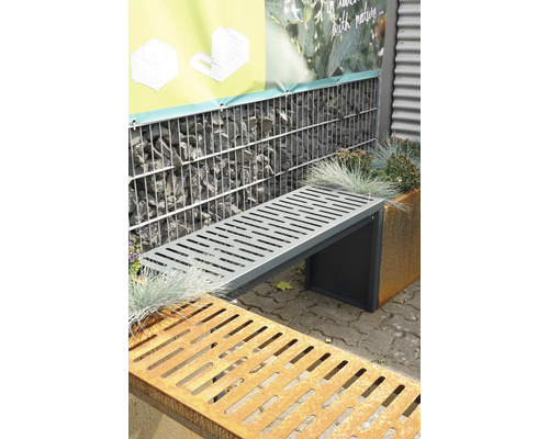 Gartenszene mit Gabionenwand, Metallbank und bepflanztem Pflanzkasten