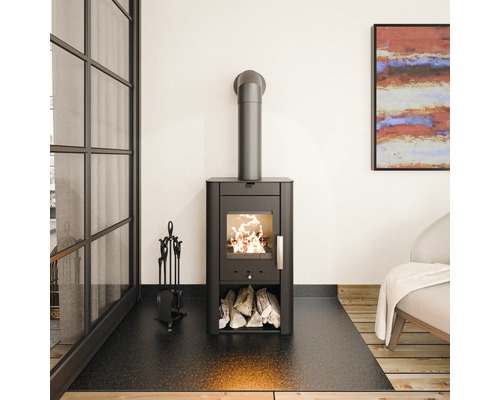 Modernes Wohnzimmer mit schwarzem Kaminofen, Holzscheiten und Kaminbesteck