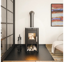 Kaminofen mit Brennholz und Kaminbesteck in einem Wohnraum