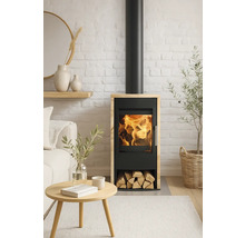 Kaminofen mit Holzscheiten im Wohnzimmer mit Backsteinmauer