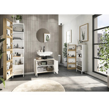 Badezimmer mit Waschtischunterschrank, Spiegelschrank und Hochschrank für Badutensilien