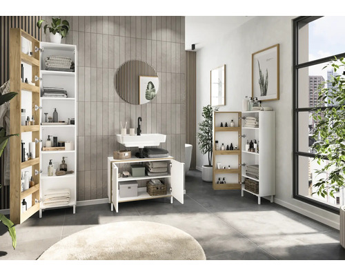 Badezimmer mit Waschtischunterschrank, Spiegelschrank und Hochschrank für Badutensilien