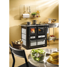 Holzherd mit Backofen und Kochutensilien in der Küche