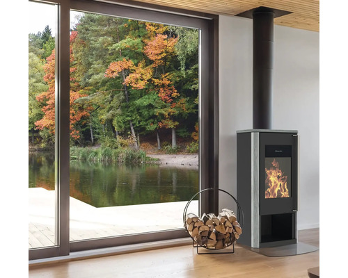 Modernes Wohnzimmer mit Kaminofen, Holzkorb und Blick auf einen See