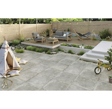 Terrasse mit Möbeln, Kinderspielbereich und quadratischen Pflastersteinen