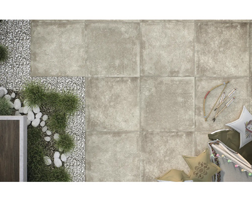 Beige Bodenfliesen mit Dekoration, Garten und Kissen