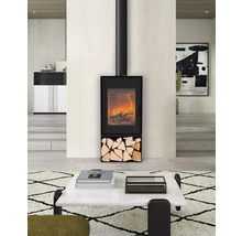 Kaminofen mit Holzscheiten im Wohnzimmer.