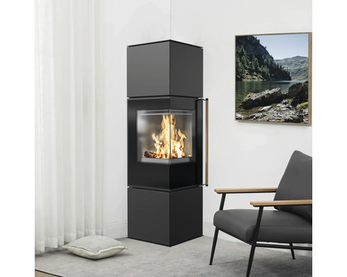 Freistehender Kaminofen mit Glasfenster und Holzscheiten im Wohnraum