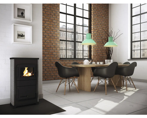 Wohnraum mit Kaminofen, Esstisch und Stühlen in modernem Design.