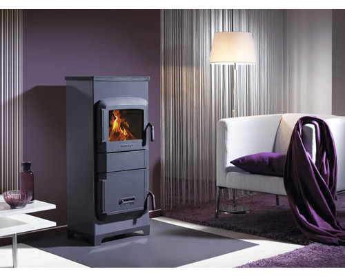 Holzofen im Wohnzimmer mit Sofa und Lampe