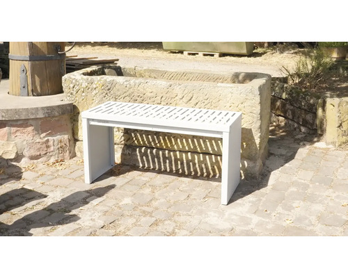 Weiße Gartenbank aus Metall mit Lattenrost vor Steintrog