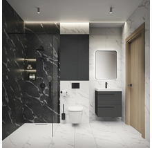 Helles Badezimmer mit Dusche, Waschbecken, Spiegel und Toilette vor einer Marmorwand