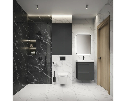 Helles Badezimmer mit Dusche, Waschbecken, Spiegel und Toilette vor einer Marmorwand