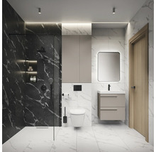 Modernes Badezimmer mit Marmorfliesen, Dusche, Toilette, Waschtisch und Spiegel