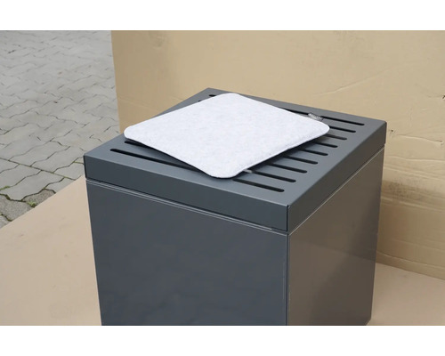 Graue Mülltonnenverkleidung mit Sitzkissen