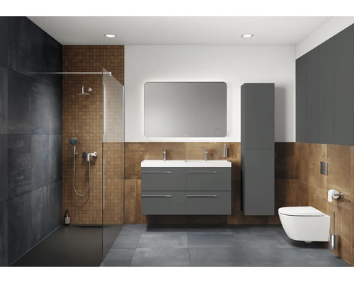 Modernes Badezimmer mit Dusche, Waschtisch, Spiegel und Toilette in Grautönen
