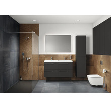 Modernes Badezimmer mit Dusche, Waschtisch, Spiegel und Toilette.