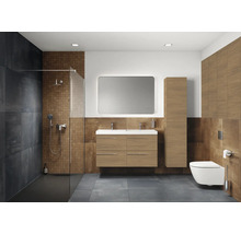 Modernes Badezimmer mit Dusche, Waschtisch, Spiegel und Toilette in Holzoptik