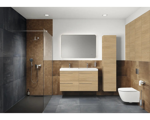 Modernes Badezimmer mit Dusche, Waschtisch, Spiegel und Toilette.