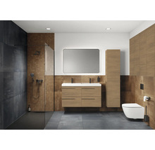 Modernes Badezimmer mit Dusche, Waschtisch, Spiegel und Toilette