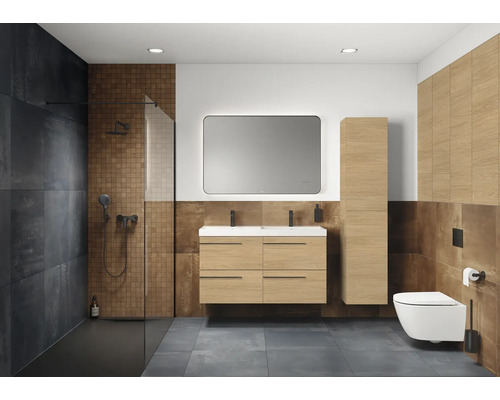 Modernes Badezimmer mit Dusche, Waschtisch, Spiegel, Hochschrank und Toilette