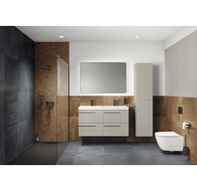 Badezimmer mit Dusche, Waschtisch, Spiegel und Toilette in modernem Design