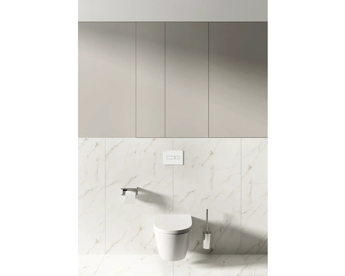 Modernes Badezimmer mit Wand-Tiefspül-WC, Betätigungsplatte und Toilettenpapierhalter vor Marmorfliesen