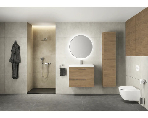Modernes Badezimmer mit Dusche, Waschtisch mit Spiegel, Hochschrank und Toilette
