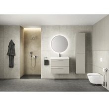 Modernes Badezimmer mit Dusche, Waschtisch, Spiegel, Toilette und Handtuchheizkörper