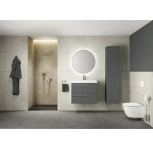 Modernes Badezimmer mit Dusche, Waschtisch, Spiegel, Hochschrank und Toilette.