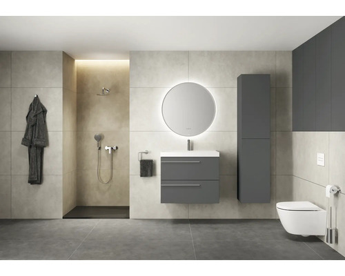 Modernes Badezimmer mit Dusche, Waschtisch, Spiegel, Hochschrank und Toilette.