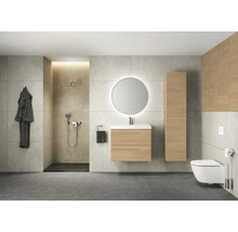 Modernes Badezimmer mit Dusche, Waschtisch mit Spiegel, Hochschrank und Toilette