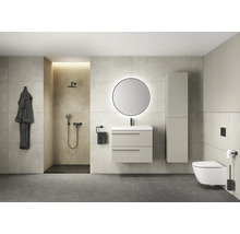 Modernes Badezimmer mit Dusche, Waschtisch, Spiegel, Toilette und Handtuchhalter